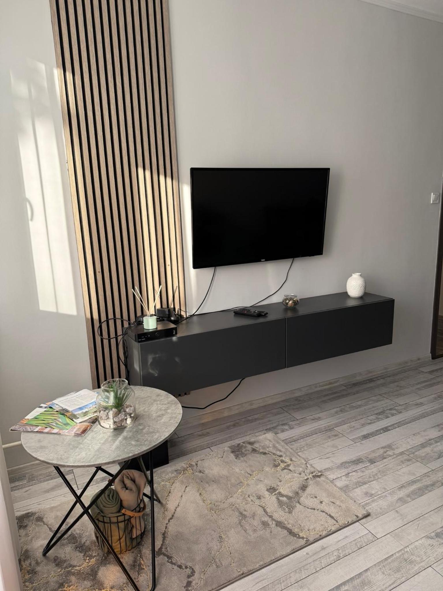 Boulevard Apartman – A nappali TV-fala és kisasztala