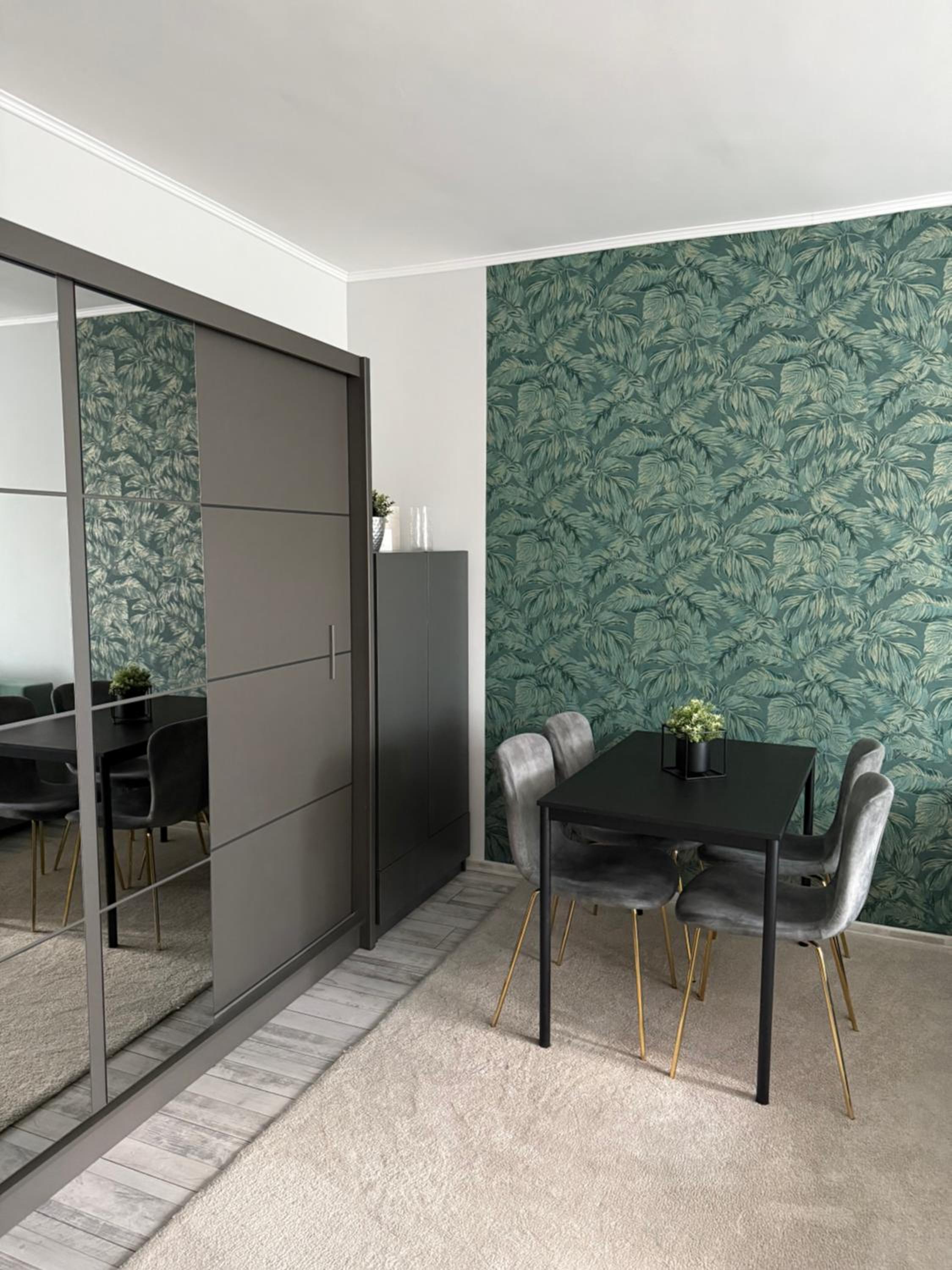 Boulevard Apartman – Étkezősarok növénymintás fal és tükrös szekrény mellett