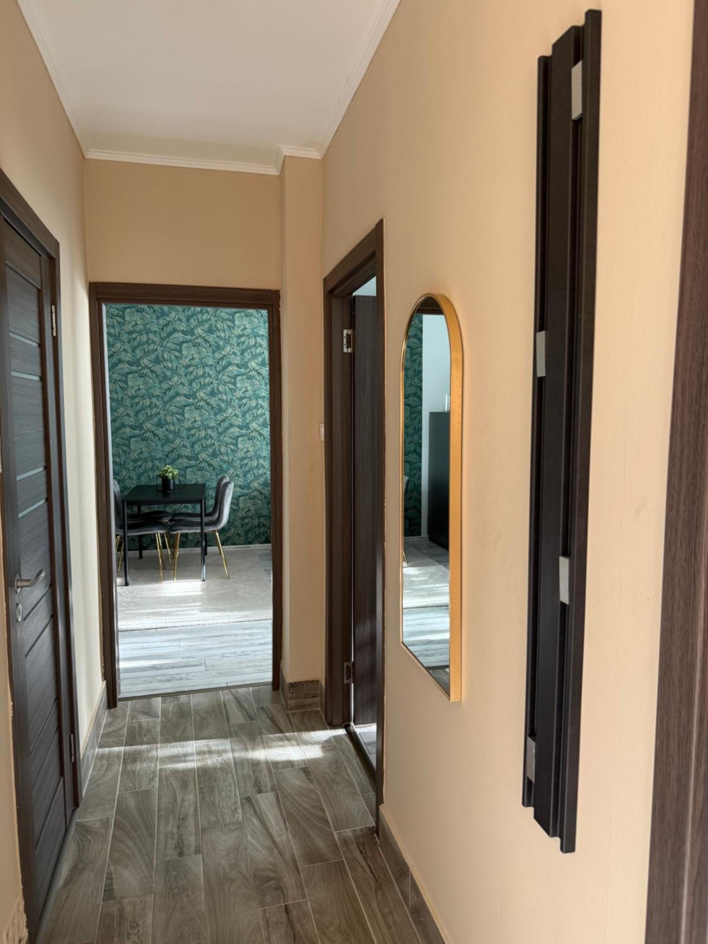 Boulevard Apartman – Előszoba tükörrel és fogassal