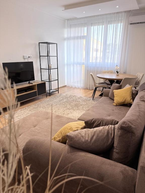 Sarah Doe Apartman – Nappali kanapéval, televízióval és étkezővel