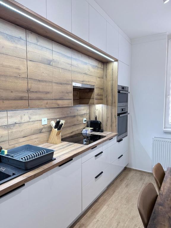 Sarah Doe Apartman – Konyhai munkapult mosogatóval és beépített gépekkel