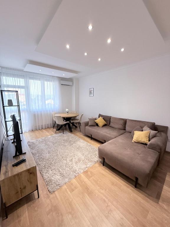 Sarah Doe Apartman – Nappali a kanapé és a mennyezeti világítás felé nézve