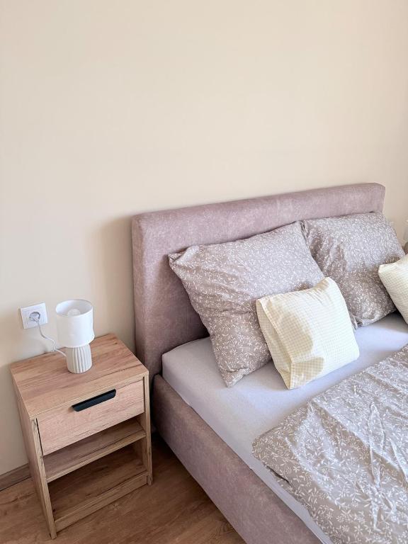 Sarah Doe Apartman – Hálószoba franciaágya közelről